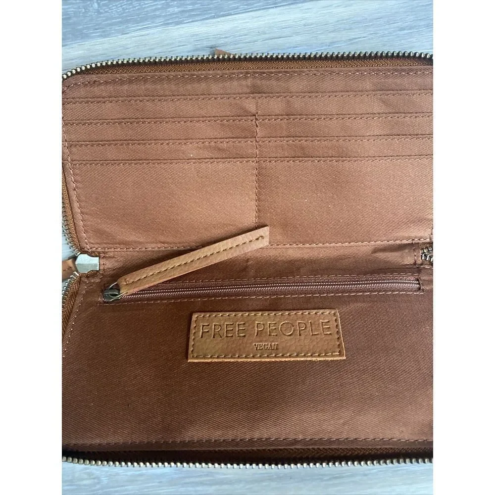 *Free People Wallet Brown Distressed Vegan Wristlet Strap Zip Closer Clutch NEW - Picture 4 of 5